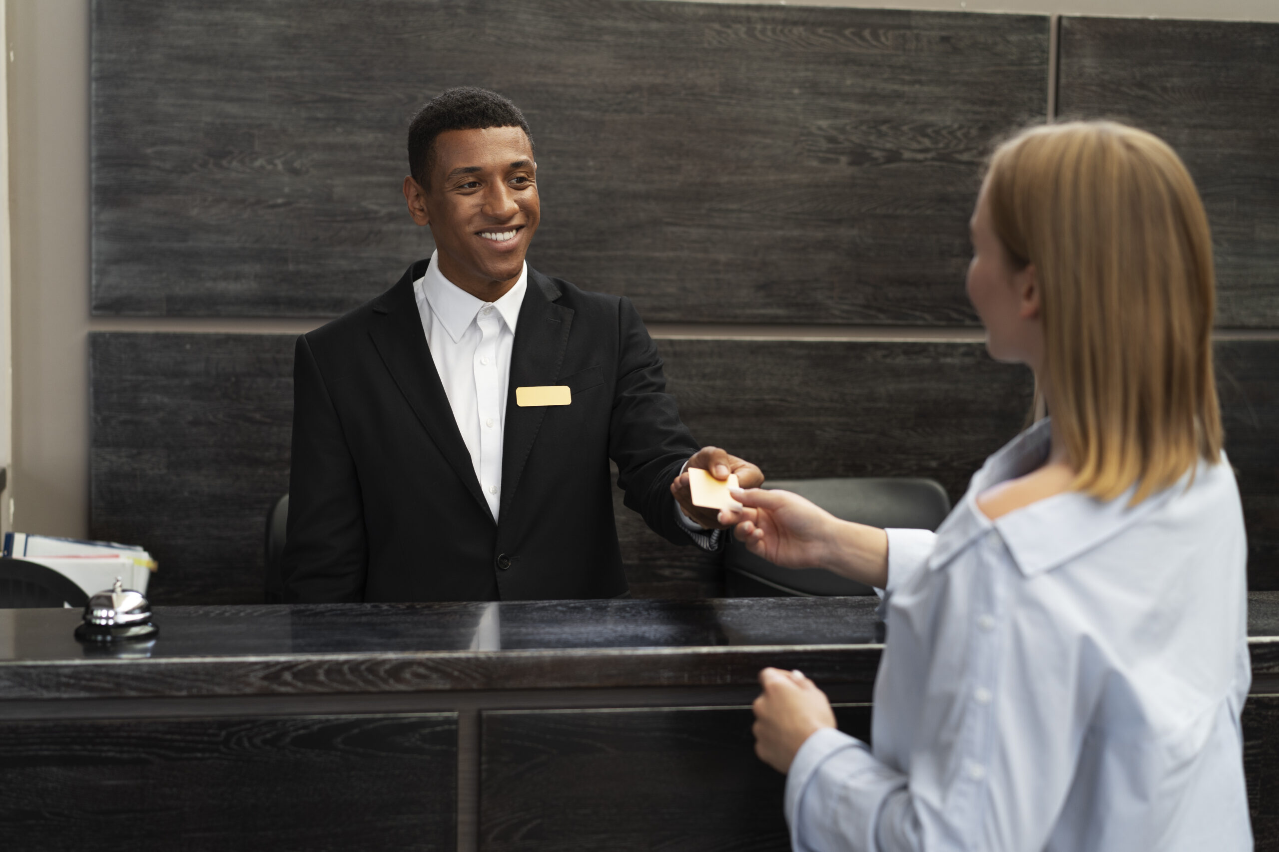 receptionniste-en-costume-elegant-pendant-les-heures-de-travail-avec-le-client